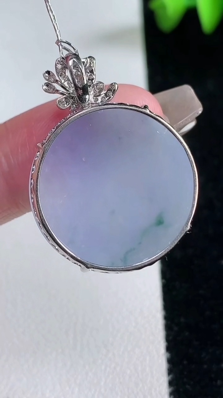 天然A货翡翠18k金紫罗兰 飘花无事牌吊坠，尺寸31-23.3-5.5，重量:5.48g
3月12日