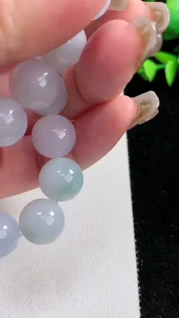 天然A货翡翠圆珠手串，尺寸12.8，重量:60.04g3月12日
工厂直销收藏佳品,种好水足，色泽均匀，有种有色，上手高大气！