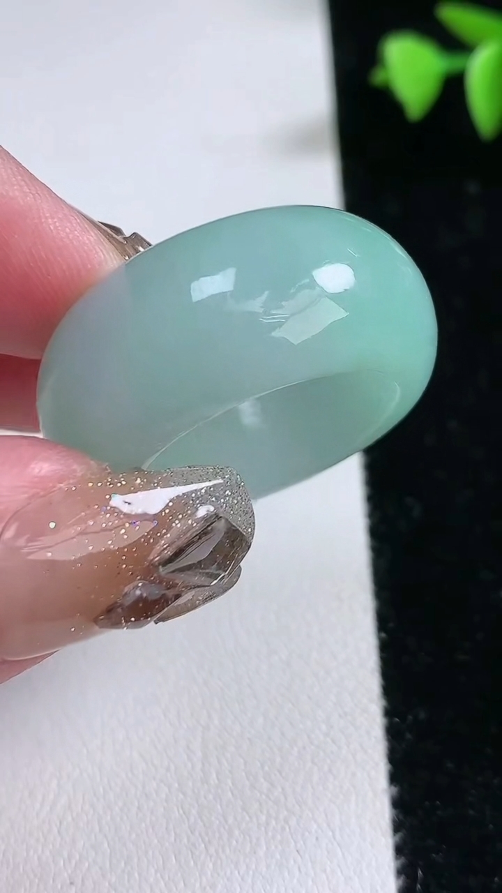 天然A货翡翠指环 扳指 戒指，尺寸21.2-13-5，重量:17.08g2026年3月12日
工厂直销收藏佳品,种好水足，色泽均匀，有种有色，上手高大气！
