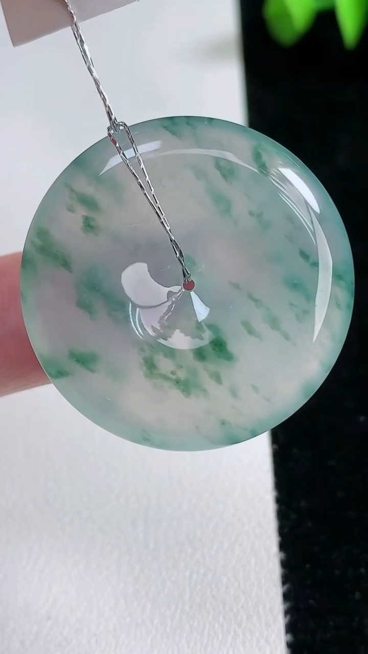 天然A货翡翠种飘花平安扣吊坠，尺寸32.6-5.7，重量:13.56g
3月12日