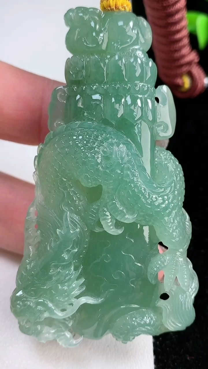 天然A货翡翠龙牌吊坠，尺寸72.3-43-15，重量:66.12g
3月12日