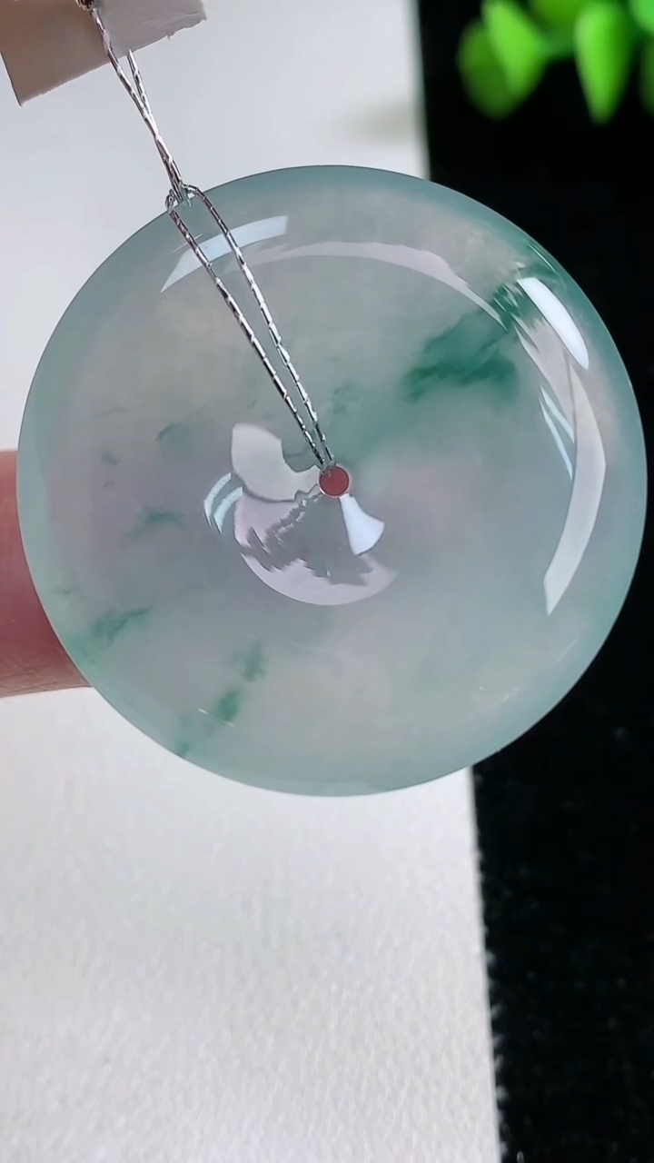 天然A货翡翠种飘花平安扣吊坠，尺寸33.8-5.8，重量:14.12g
3月12日