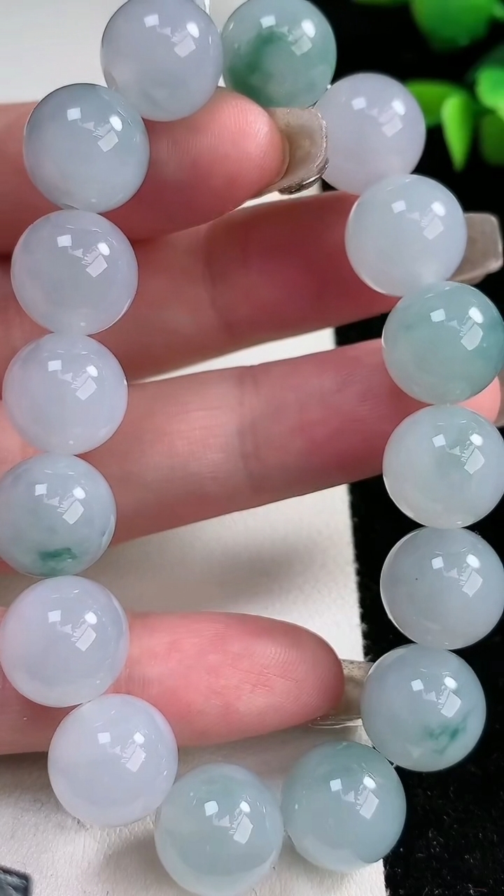 天然A货翡翠种飘花圆珠手串，尺寸12.6，重量:57.45g3月12日
工厂直销收藏佳品,种好水足，