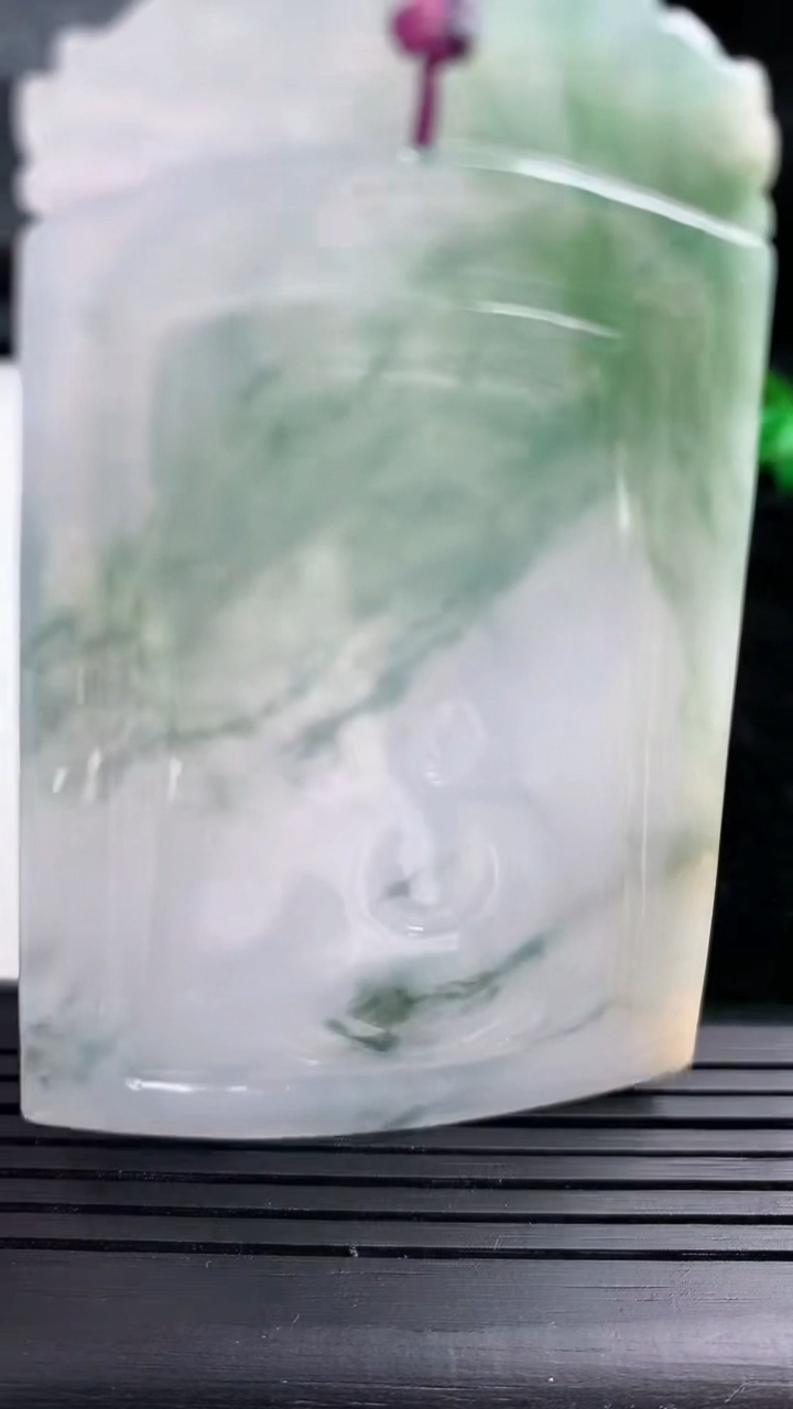 天然A货翡翠冰种飘花普贤菩萨吊坠尺寸78-49.4-5.4重量:47.89g
3月12日