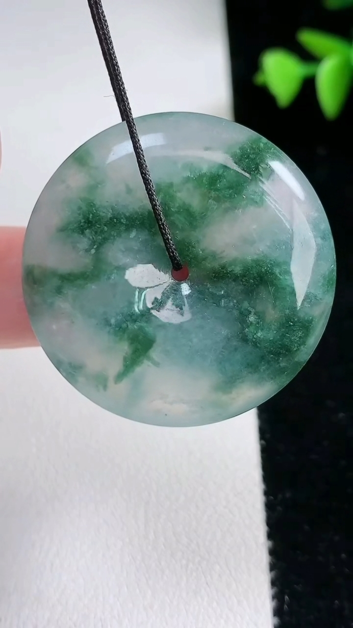 天然A货翡翠冰种飘花平安扣吊坠，尺寸34.7-6.3，重量:16.09g
3月12日