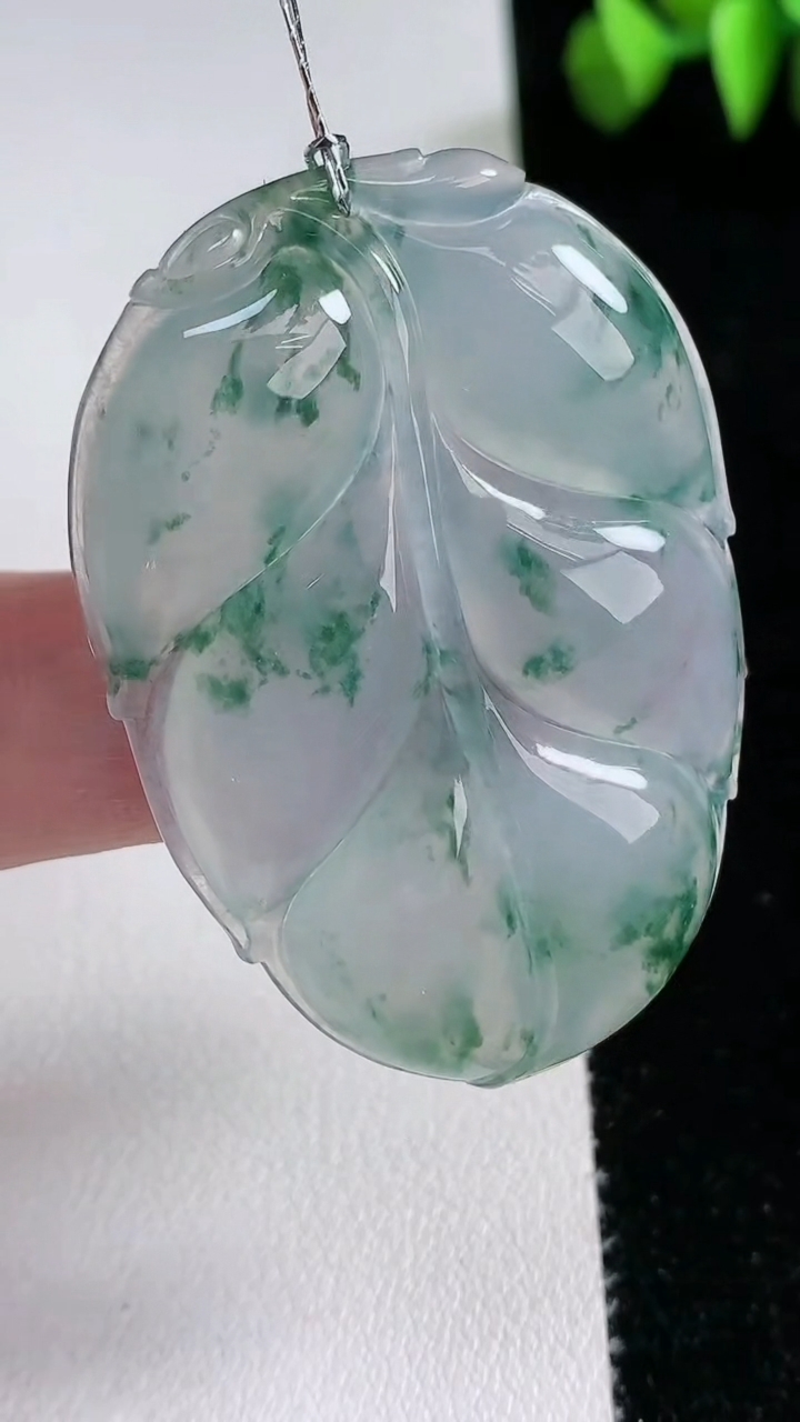 天然A货翡翠种飘花金枝玉叶 叶子吊坠，尺寸48.8-34-5.4，重量:16.63g
3月12日