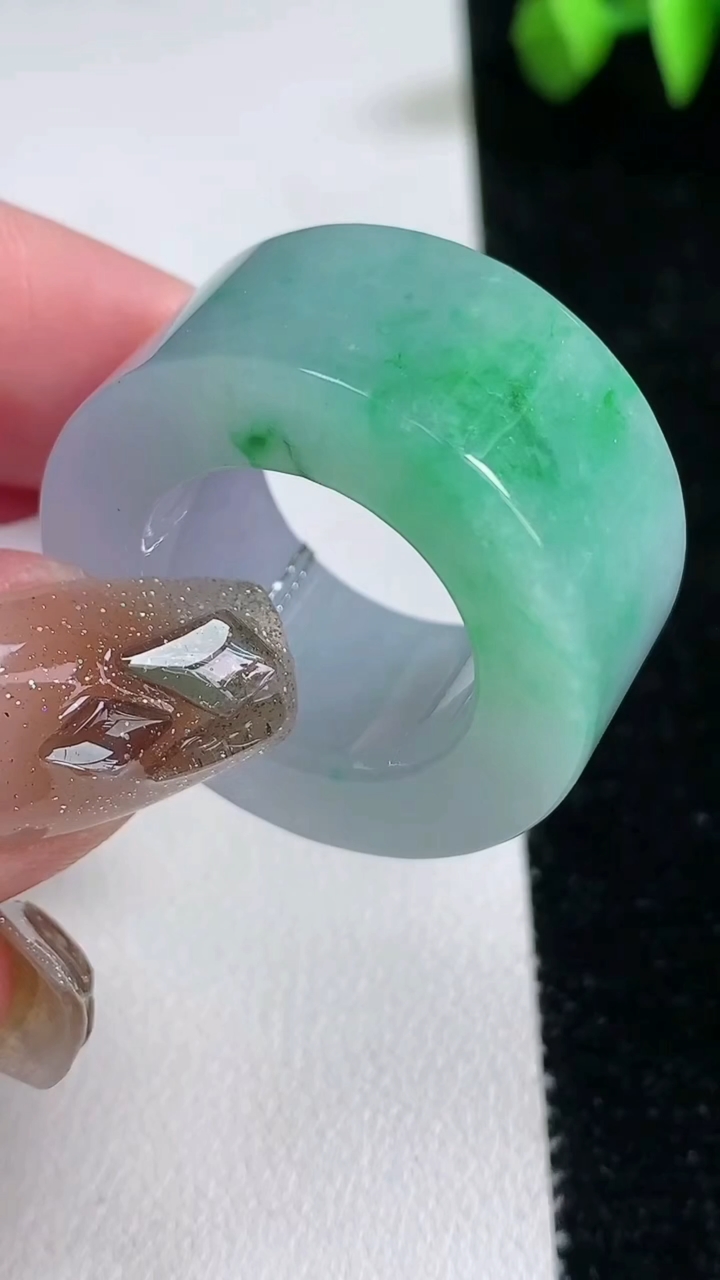 天然A货翡翠方形指环 扳指 戒指，尺寸19.3-14-6，重量:24.93g2026年3月12日
工