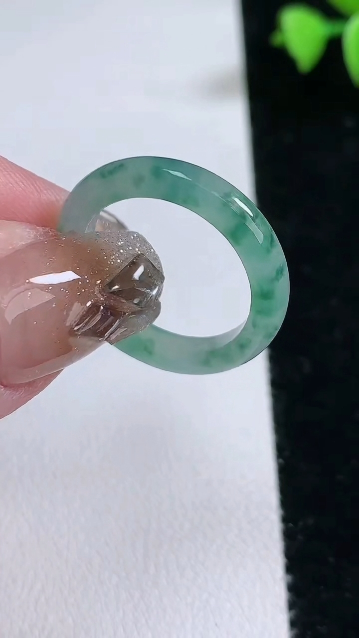天然A货翡翠冰种飘花指环 戒指，尺寸18.4-4-3，重量:2.65g2026年3月12日
工厂直销收藏佳品,种好水足，色泽均匀，有种有色，上手高大气！