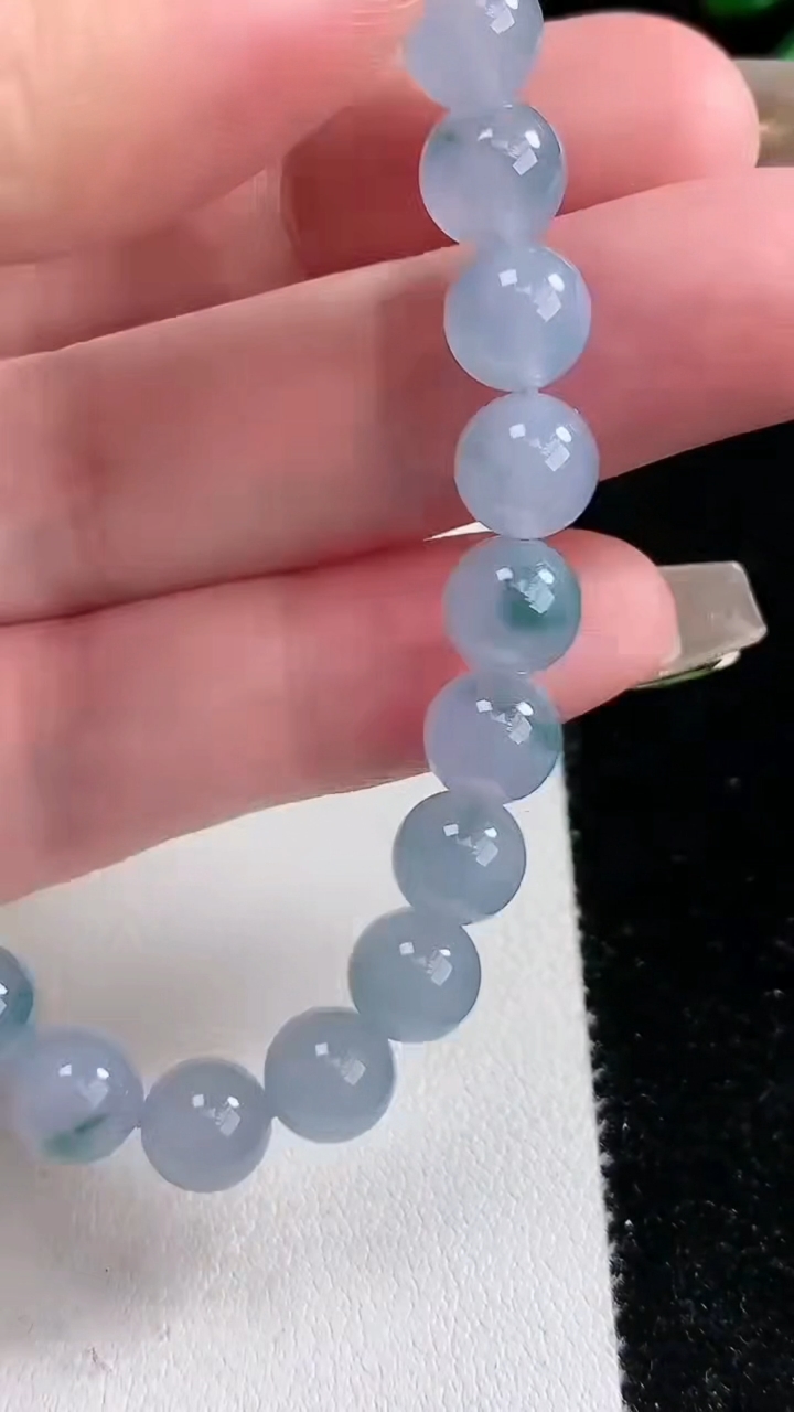 天然A货翡翠种紫罗兰 飘花圆珠手串，尺寸7.8，重量:20.68g3月12日
工厂直销收藏佳品,种好水足，色泽均匀，有种有色，上手高大气！