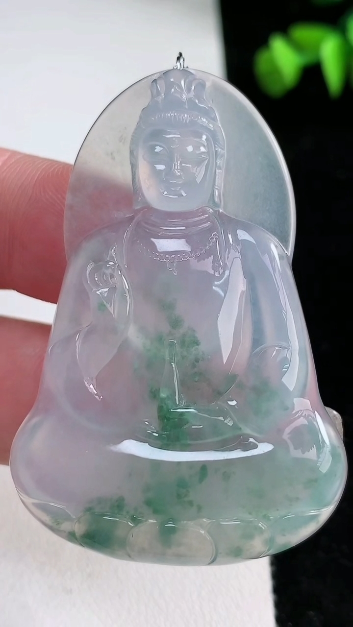 天然A货翡翠种飘花素衣观音菩萨吊坠，尺寸53.5-36-5.4，重量:18.65g
3月12日
