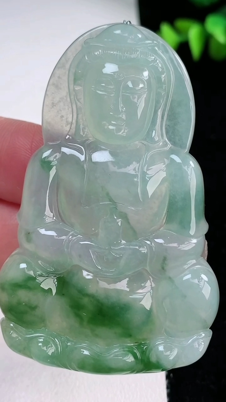天然A货翡翠种飘花正装观音菩萨吊坠，尺寸64.5-41-5，重量:28.36g
3月12日