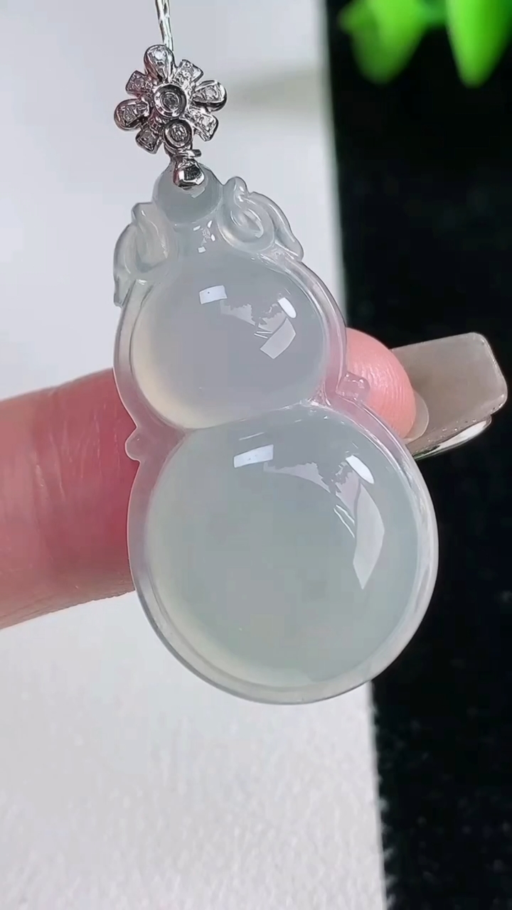 天然A货翡翠葫芦吊坠，尺寸33.6-19-6.2，重量:6.33g
3月12日