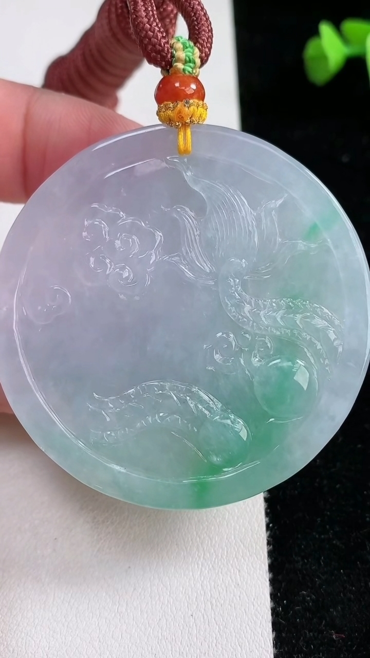 天然A货翡翠龙牌吊坠，尺寸51.7-10.4，重量:62.15g
3月12日