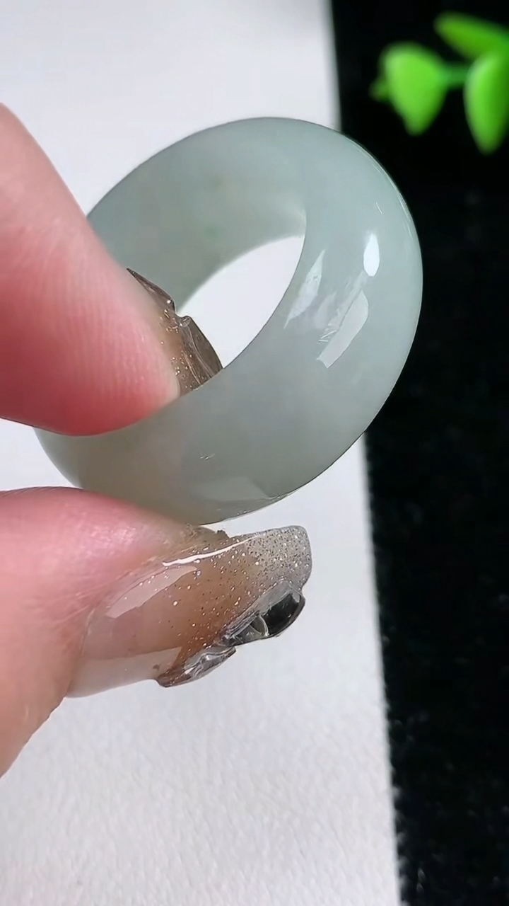 天然A货翡翠指环 戒指，尺寸20.4-12-6，重量:17.33g2026年3月12日
工厂直销收藏佳品,种好水足，色泽均匀，有种有色，上手高大气！