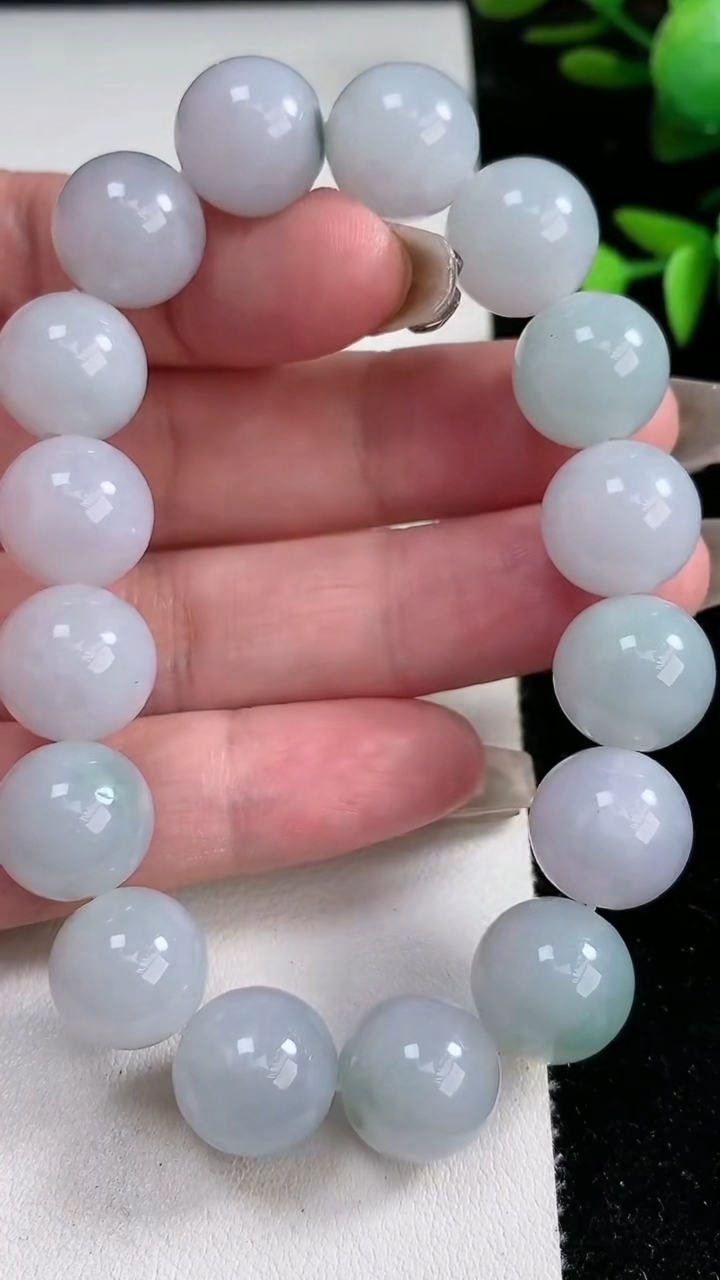 天然A货翡翠圆珠手串，尺寸12.8，重量:60.04g3月12日
工厂直销收藏佳品,种好水足，色泽均匀，有种有色，上手高大气！