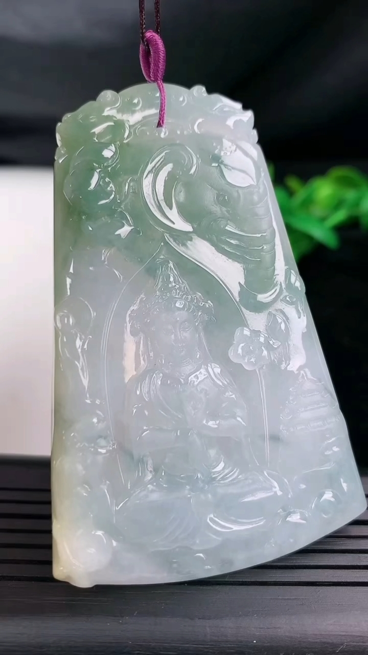 天然A货翡翠冰种飘花普贤菩萨吊坠尺寸78-49.4-5.4重量:47.89g
3月12日