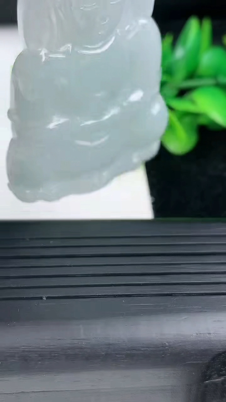 天然A货翡翠观音菩萨吊坠尺寸59-37.3-5.4重量:22.58g
3月12日