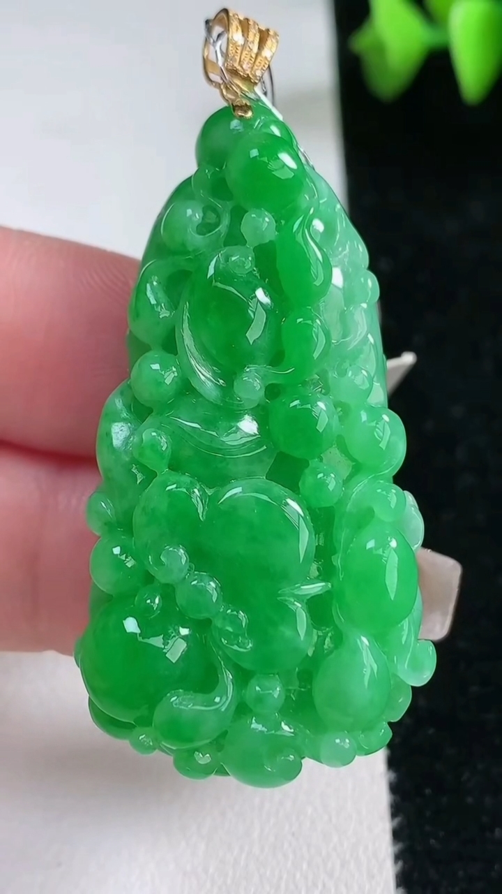 天然A货翡翠白菜吊坠，尺寸49-26-11.6重量:24.57g
3月12日