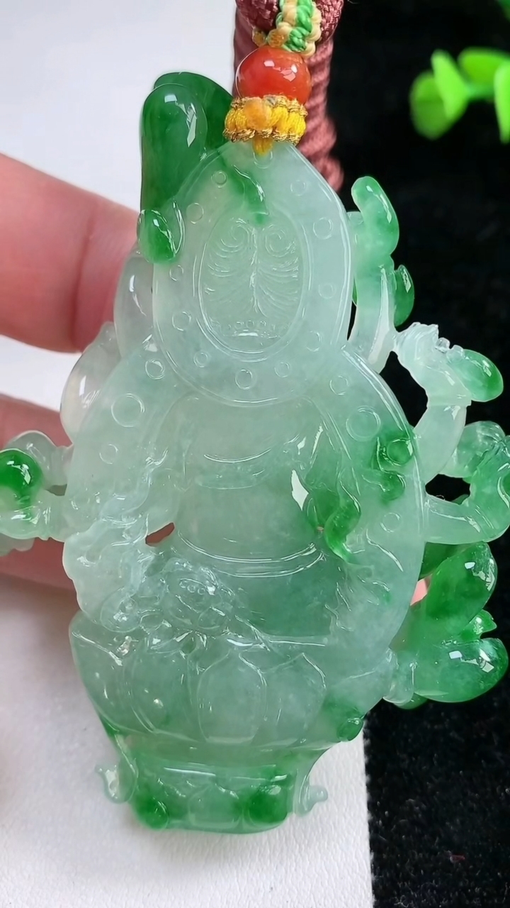 天然A货翡翠千手观音菩萨吊坠，尺寸75.5-54-11.5，重量:66.25g
3月12日