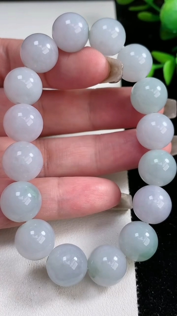 天然A货翡翠圆珠手串，尺寸12.8，重量:60.04g3月12日
工厂直销收藏佳品,种好水足，色泽均匀，有种有色，上手高大气！