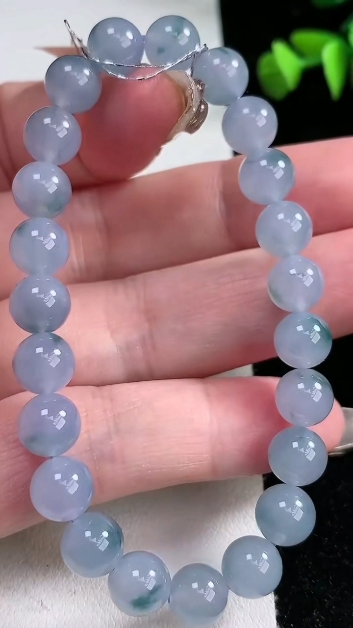 天然A货翡翠种紫罗兰 飘花圆珠手串，尺寸7.8，重量:20.68g3月12日
工厂直销收藏佳品,种好水足，色泽均匀，有种有色，上手高大气！