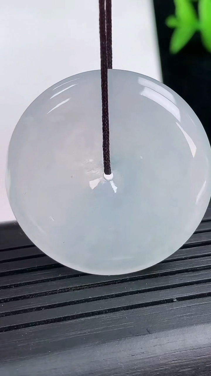 天然A货翡翠平安扣吊坠尺寸32.6-6重量:14.80g
3月12日