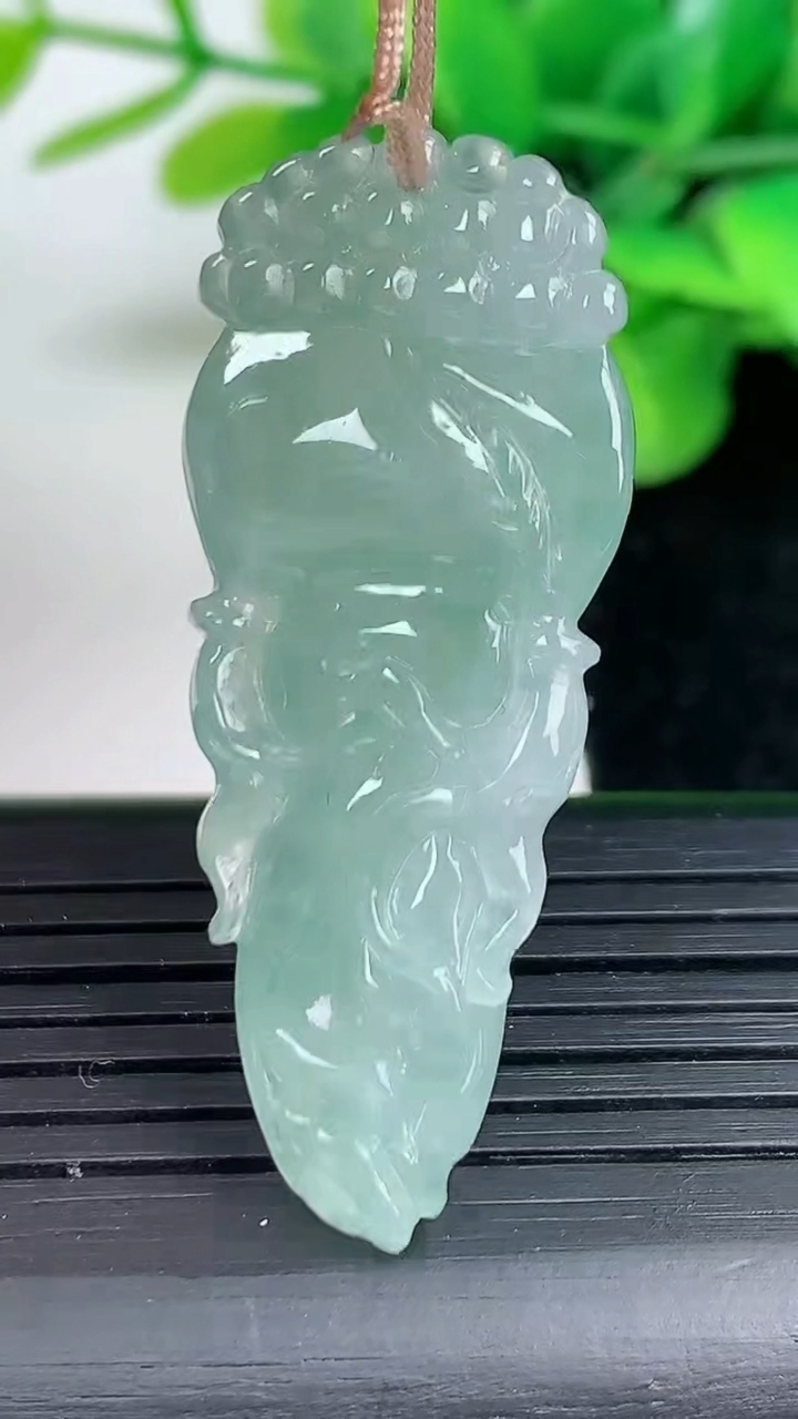 天然A货翡翠人参如意吊坠尺寸42-17.2-6.4重量:7.61g
3月12日
