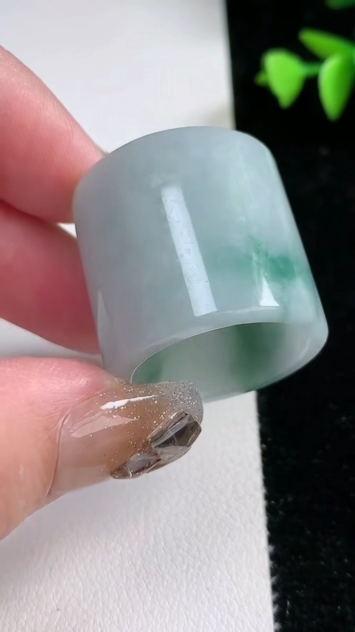 天然A货翡翠飘花扳指 戒指，尺寸22.3-26-2.8，重量:21.96g2026年3月12日
工厂直销收藏佳品,种好水足，色泽均匀，有种有色，上手高大气！