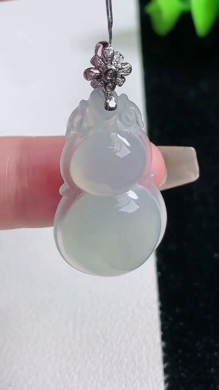 天然A货翡翠葫芦吊坠，尺寸33.6-19-6.2，重量:6.33g
3月12日