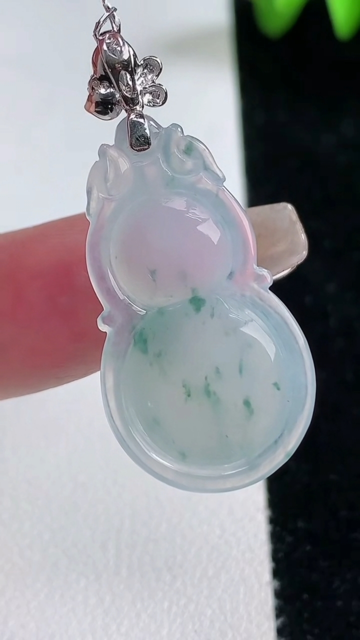 天然A货翡翠种飘花葫芦吊坠，尺寸32.7-17.7-6，重量:5.62g
3月12日