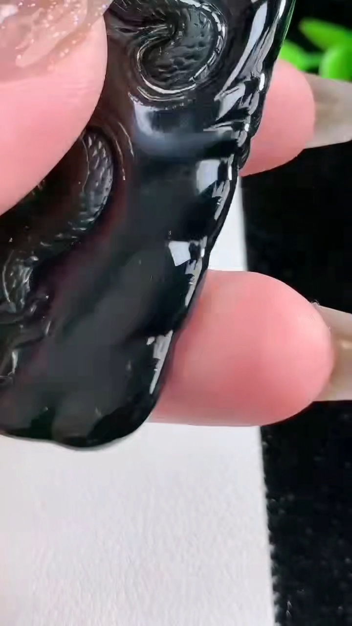 天然A货翡翠龙牌吊坠，尺寸60.3-30.3-10.5，重量:33.14g
3月12日