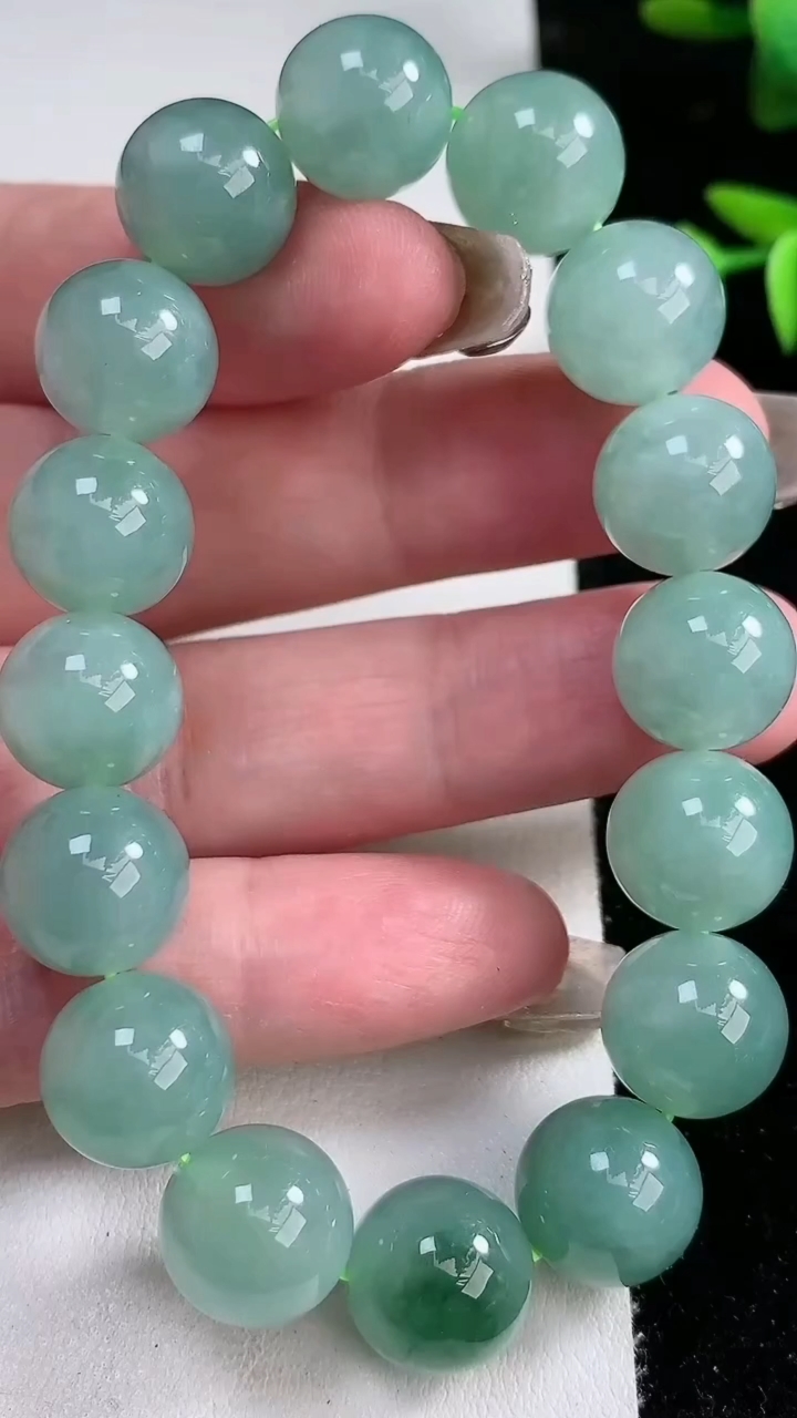 天然A货翡翠圆珠手串，尺寸12.2，重量:52.42g3月12日
工厂直销收藏佳品,种好水足，色泽均