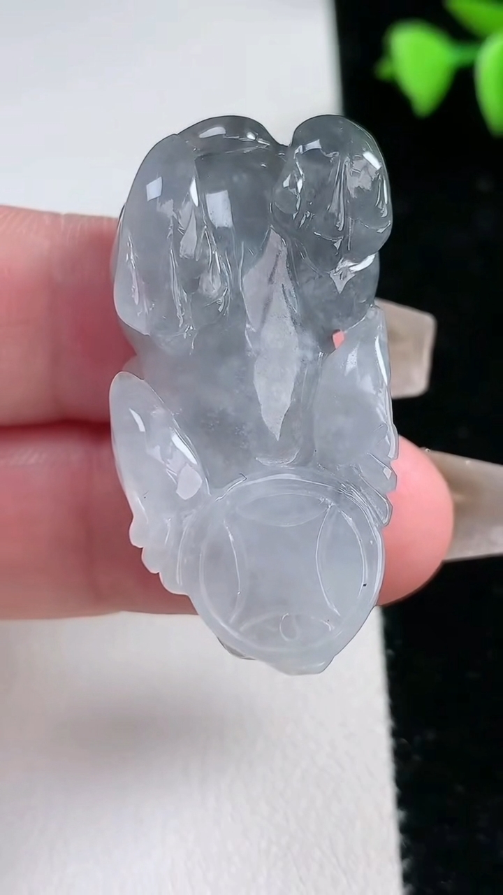 天然A货翡翠乌鸡种貔貅吊坠，尺寸39.7-19.2-11.2，重量:18.89g
3月12日