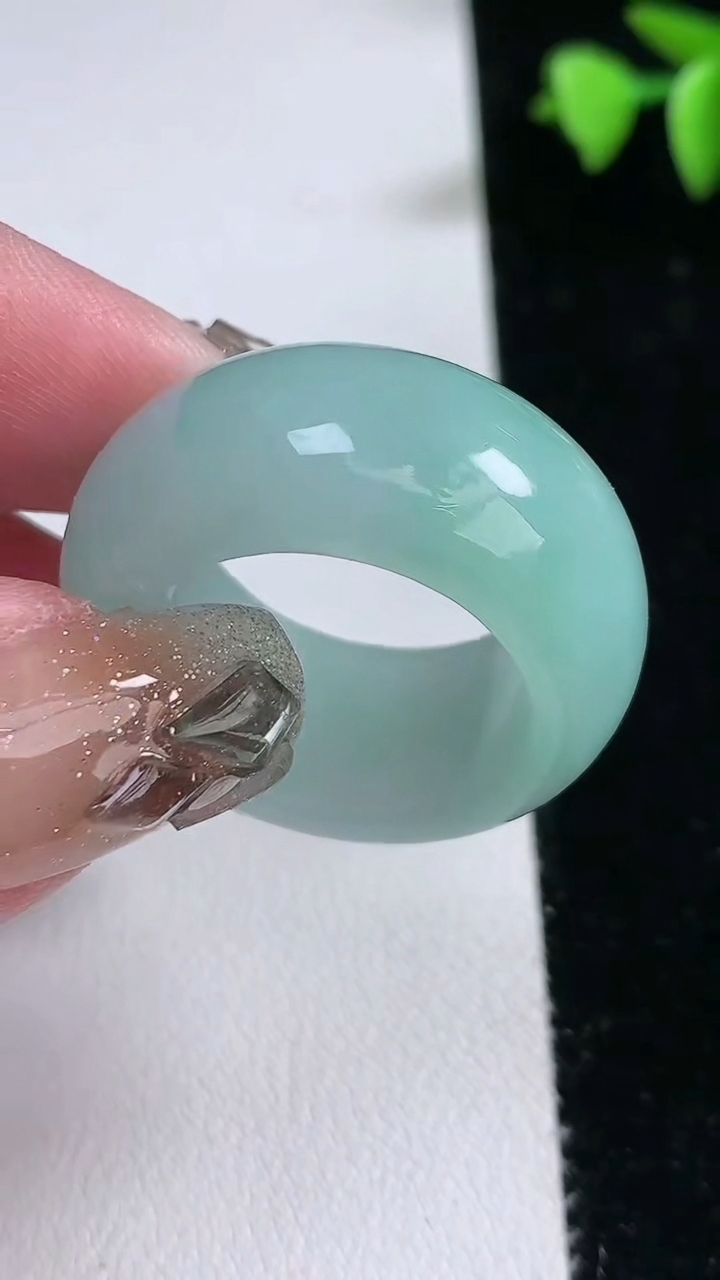 天然A货翡翠指环 扳指 戒指，尺寸21.2-13-5，重量:17.08g2026年3月12日
工厂直销收藏佳品,种好水足，色泽均匀，有种有色，上手高大气！