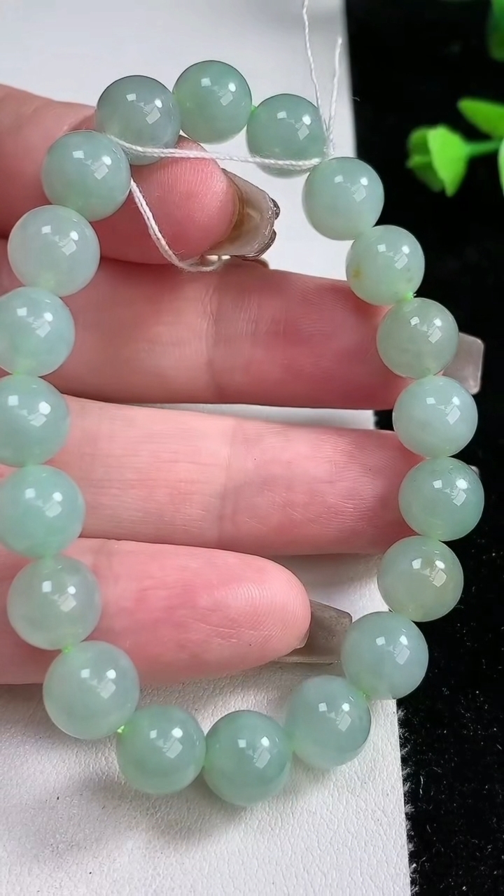 天然A货翡翠圆珠手串，尺寸9.2，重量:27.63g3月12日
工厂直销收藏佳品,种好水足，色泽均匀，有种有色，上手高大气！