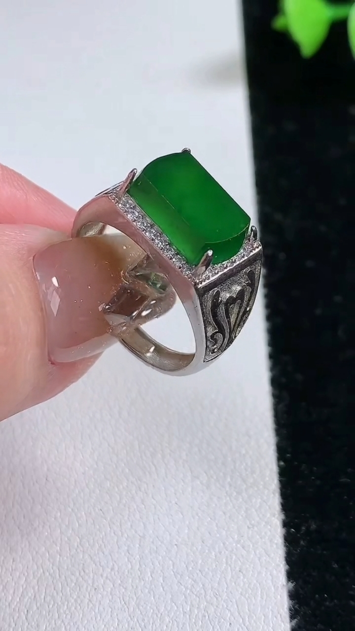 天然A货翡翠马鞍戒指，尺寸12.6-8，重量:4.77g2026年3月12日
工厂直销收藏佳品,种好水足，色泽均匀，有种有色，上手高大气！