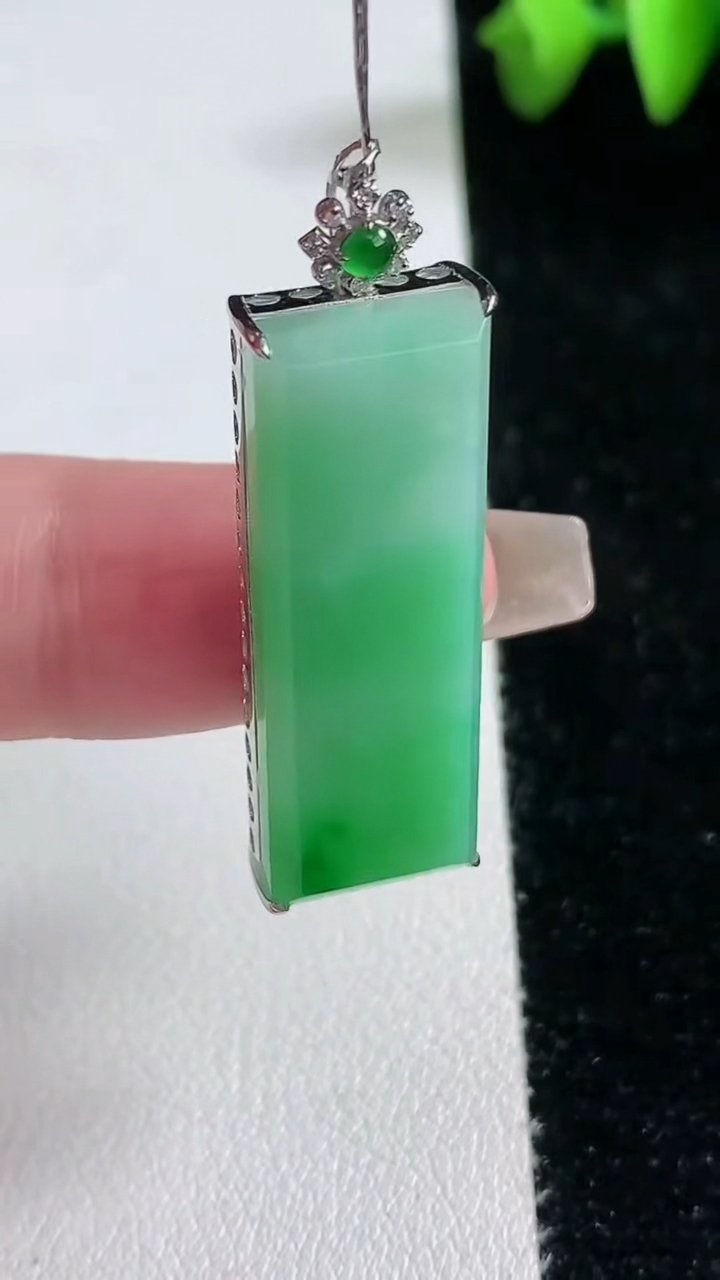 天然A货翡翠无事牌吊坠，尺寸39.7-33.2-11.4-6.5，重量:5.75g
3月12日