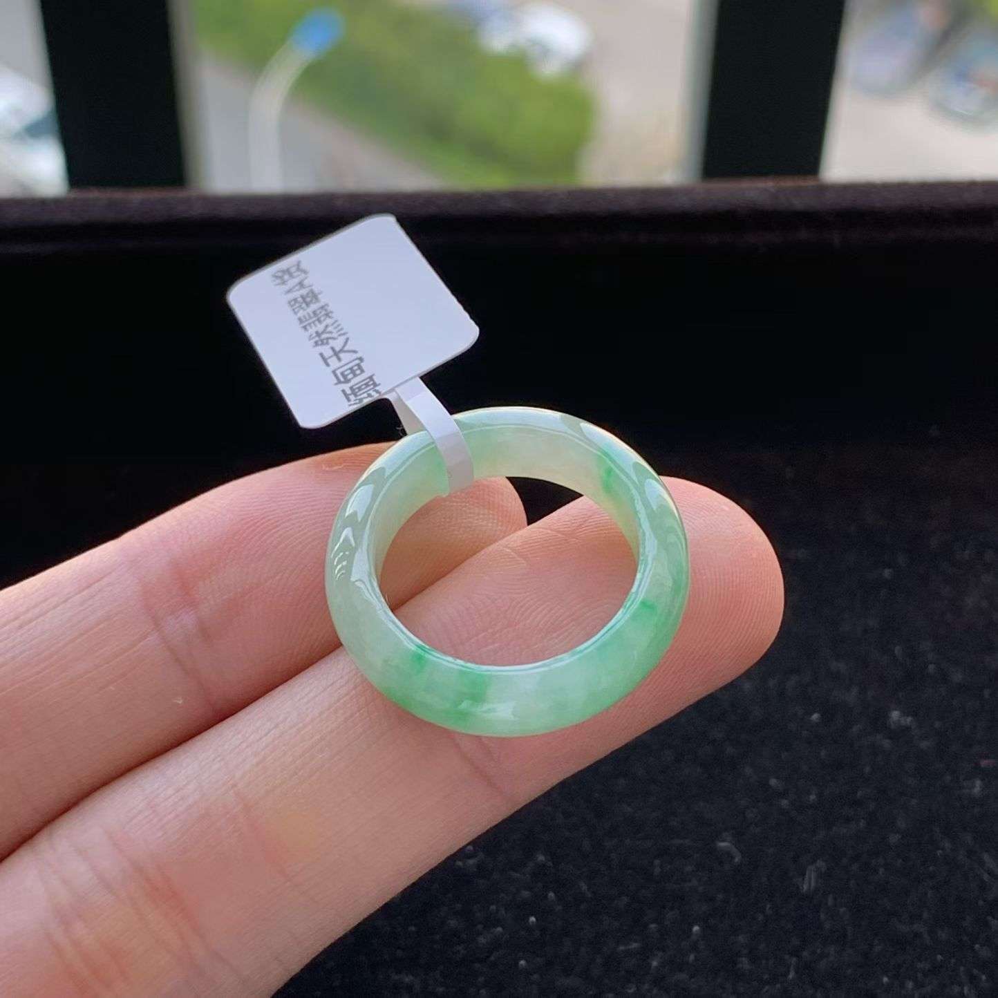 A货天然翡翠冰糯种飘绿戒指17号重量4.00
3月12日