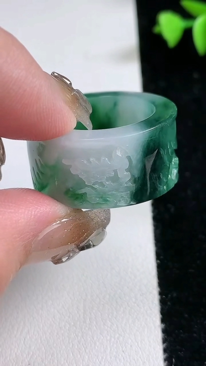 天然A货翡翠扳指 戒指，尺寸21.3-14-4.6，重量:15.99g2026年3月12日
工厂直销收藏佳品,种好水足，色泽均匀，有种有色，上手高大气！