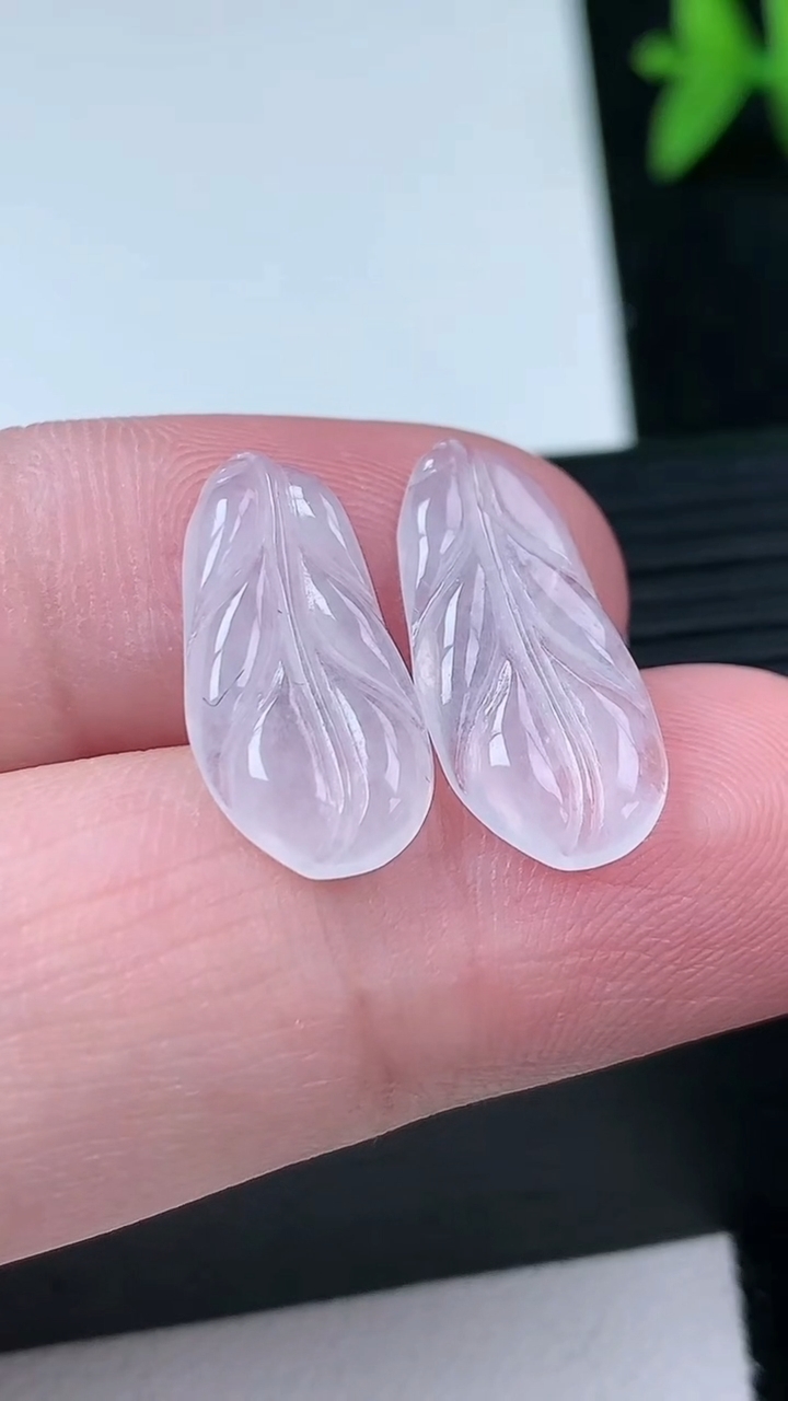 天然A货翡翠金枝玉叶 叶子镶嵌件一对尺寸19-8.7-2.2重量:1.87g
3月12日