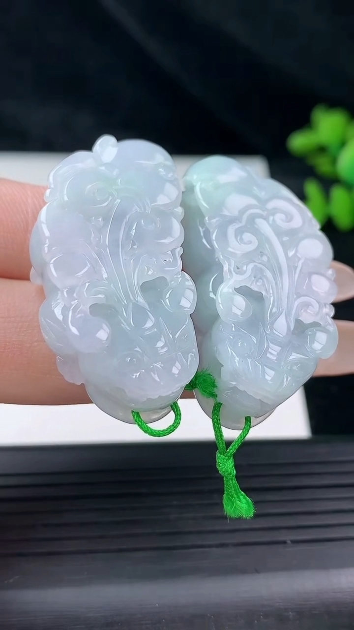 天然A货翡翠春带彩紫罗兰貔貅吊坠一对尺寸38.8-18.8-11.8重量:40.41g
3月12日