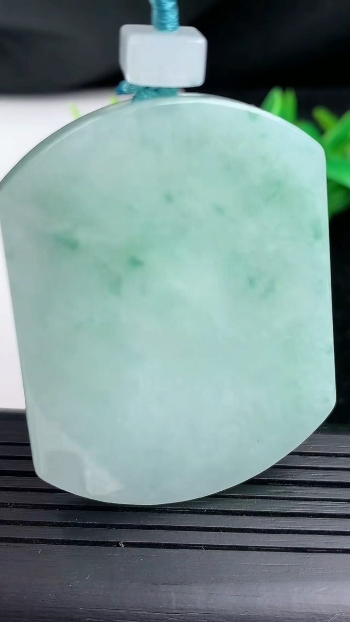 天然A货翡翠飘花无事牌吊坠尺寸52.4-40.6-5.3重量:35.86g
3月12日