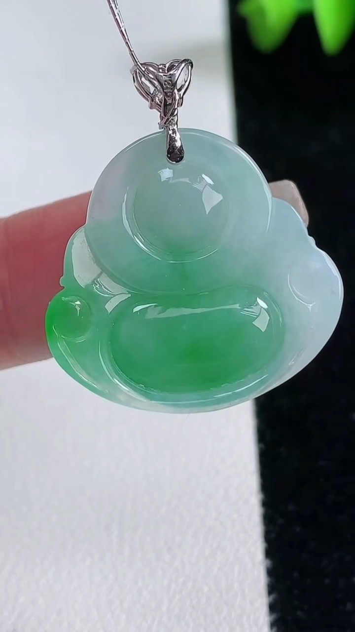 天然A货翡翠佛公吊坠，尺寸24.7-26.4-5.8，重量:5.81g
3月12日