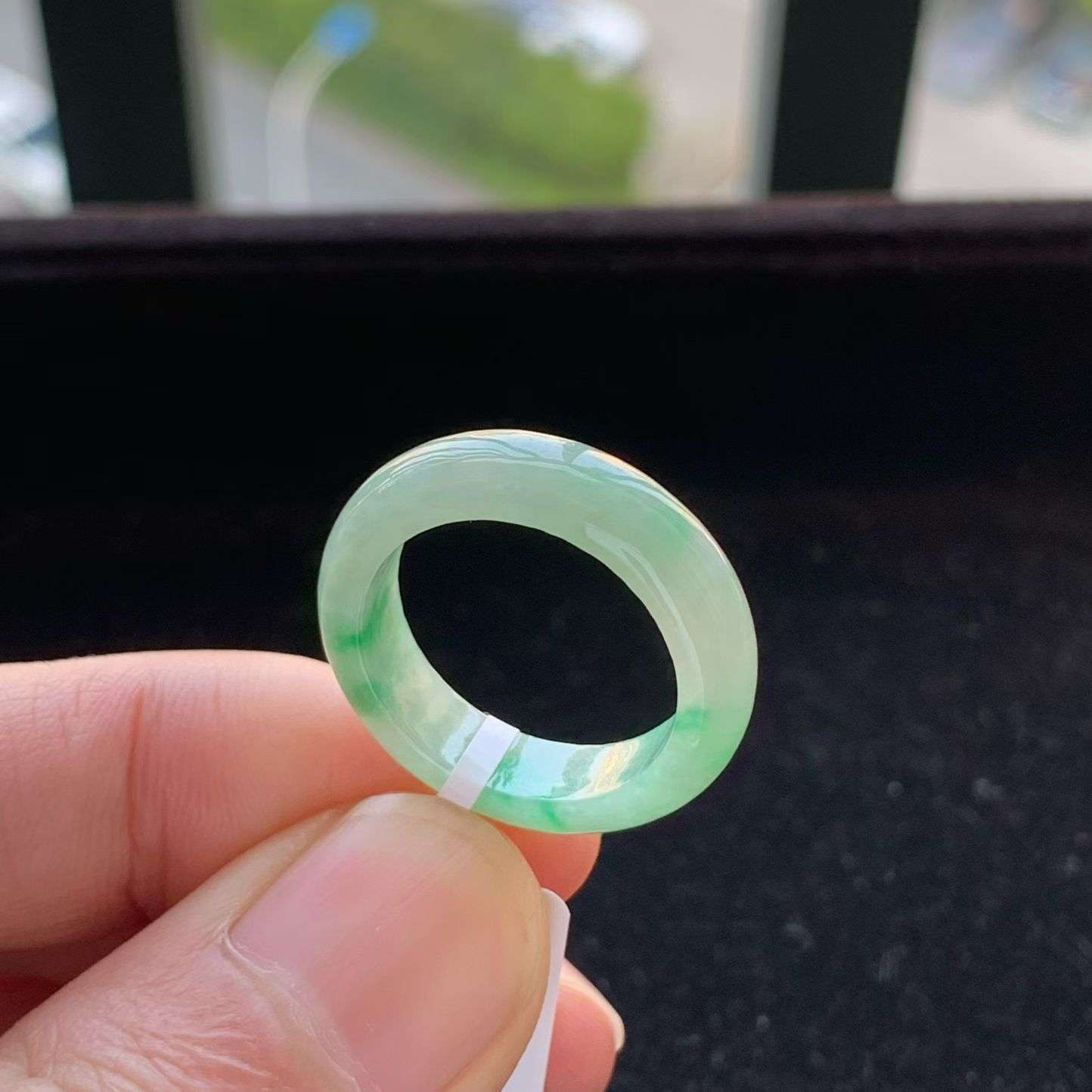 A货天然翡翠冰糯种飘绿戒指17号重量4.00
3月12日