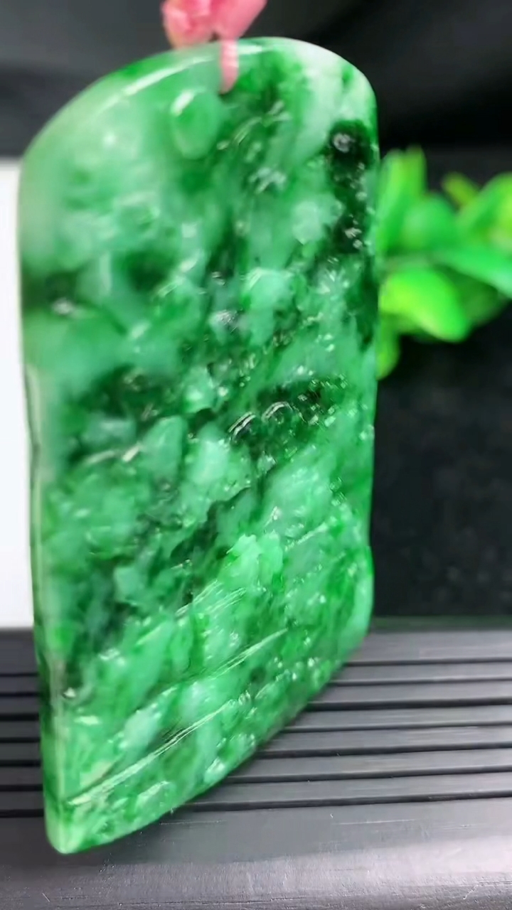 天然A货翡翠山水牌吊坠尺寸63-38.3-6.4重量:28.05g
3月12日