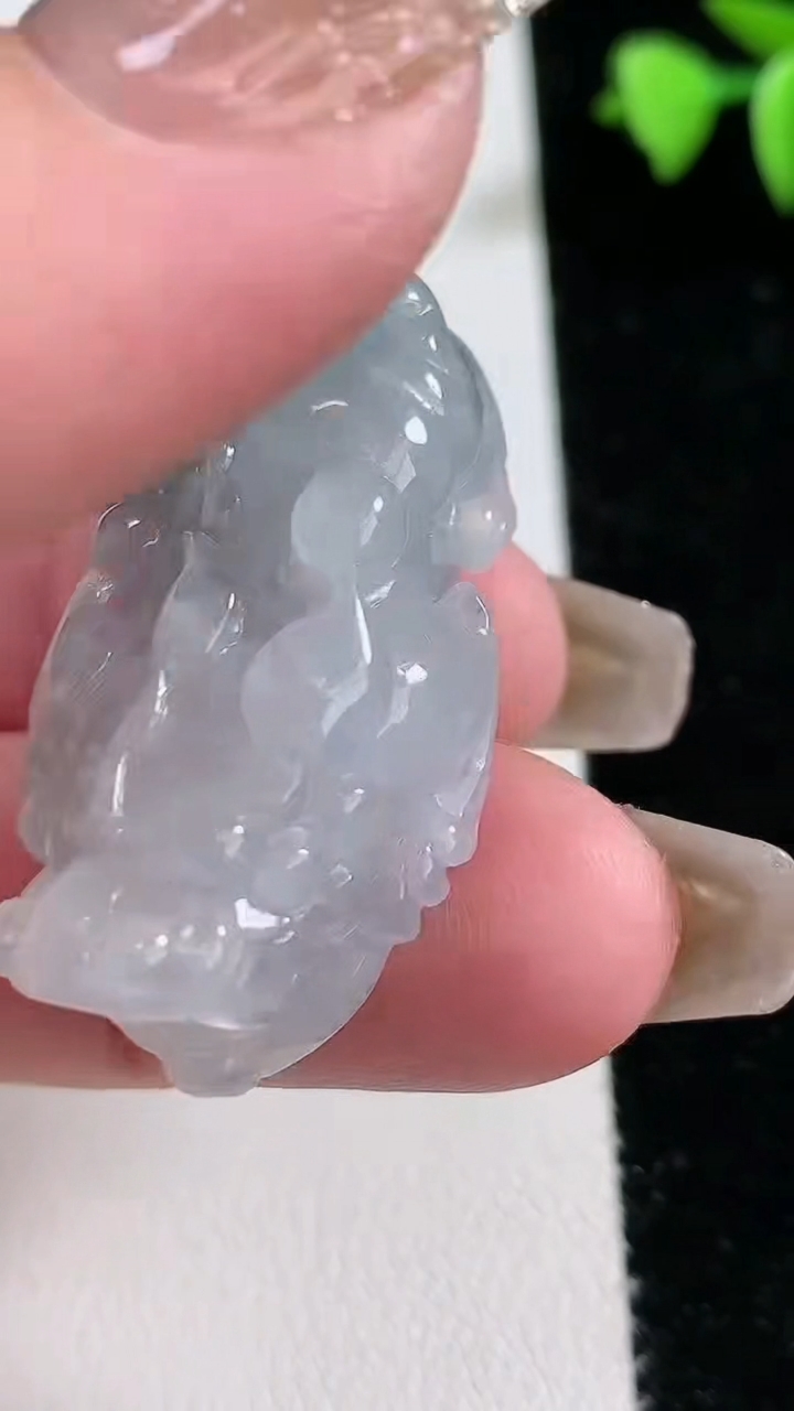 天然A货翡翠乌鸡种貔貅吊坠，尺寸39.7-19.2-11.2，重量:18.89g
3月12日