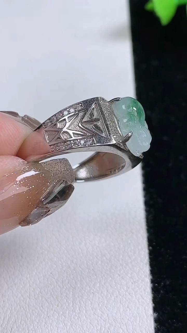 天然A货翡翠925银金蟾戒指，尺寸12-7.5，重量:4.99g2026年3月12日
工厂直销收藏佳品,种好水足，色泽均匀，有种有色，上手高大气！
