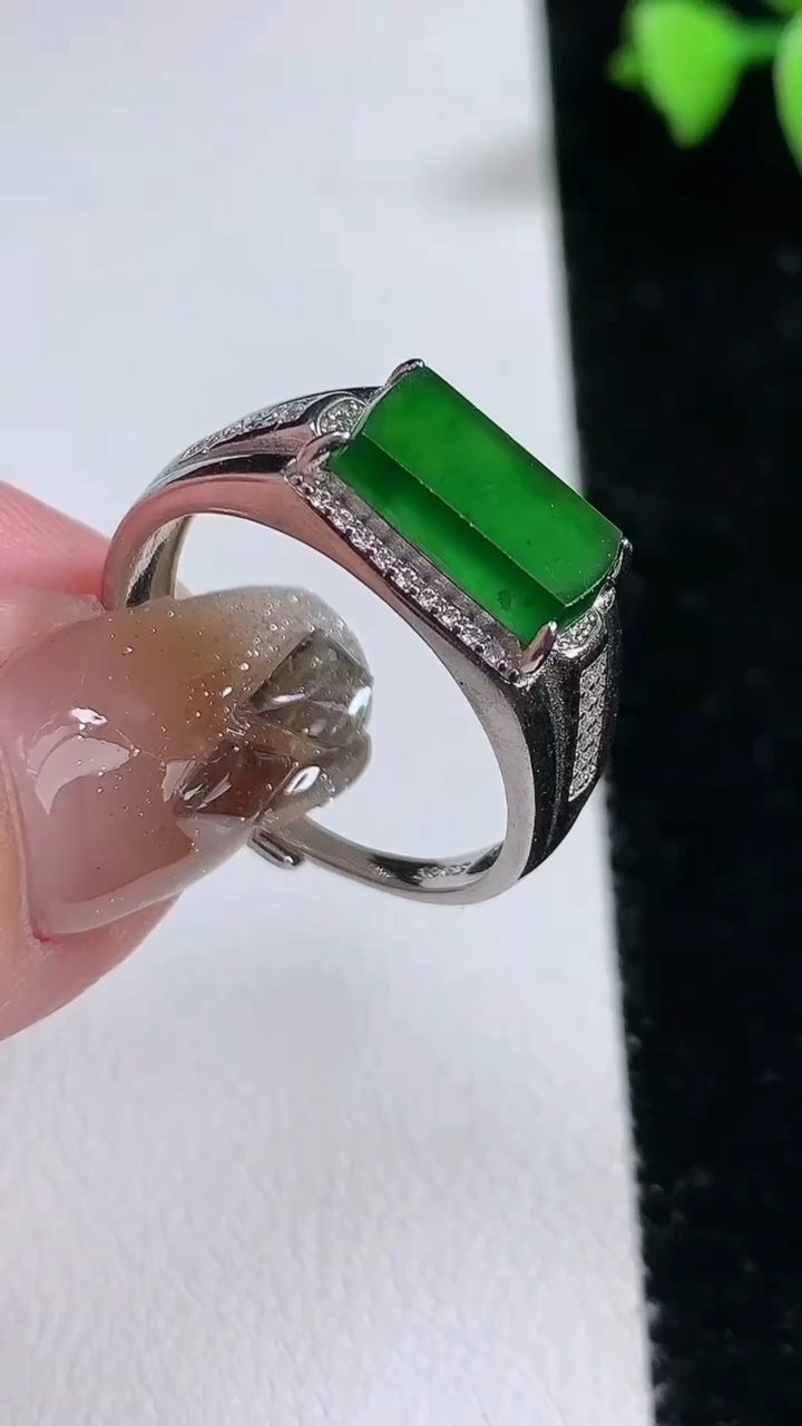 天然A货翡翠马鞍戒指，尺寸11.8-6.5，重量:4.38g2026年3月12日
工厂直销收藏佳品,
