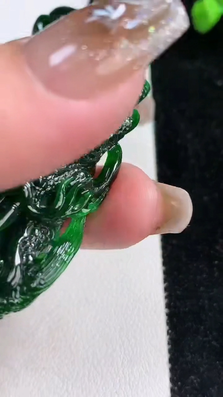 天然A货翡翠龙牌吊坠，尺寸72-41-20.5，重量:103.21g
3月12日