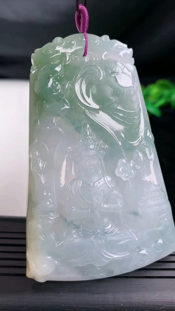 天然A货翡翠冰种飘花普贤菩萨吊坠尺寸78-49.4-5.4重量:47.89g
3月12日